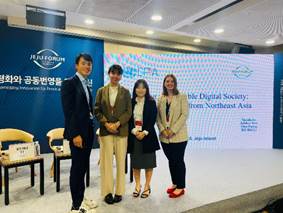 A group of people standing in front of a large screen

AI-generated content may be incorrect.