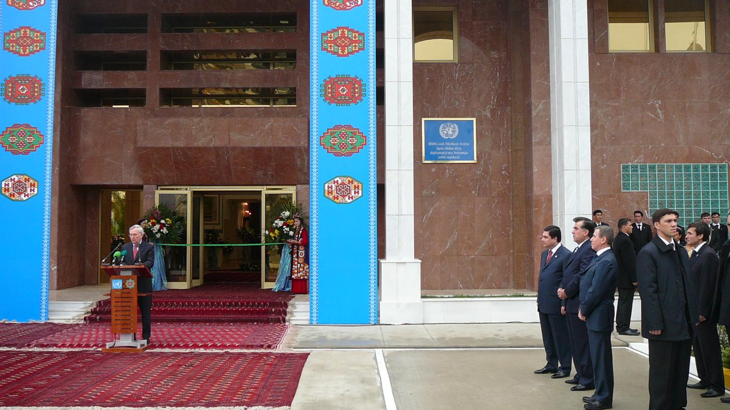 Заместитель Генерального секретаря по политическим вопросам (2007-2012) Б. Линн Паско, выступил с речью на церемонии открытия Центра, Ашхабад, Туркменистан.