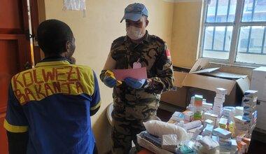 Un professionnel de la santé prend en charge un patient.